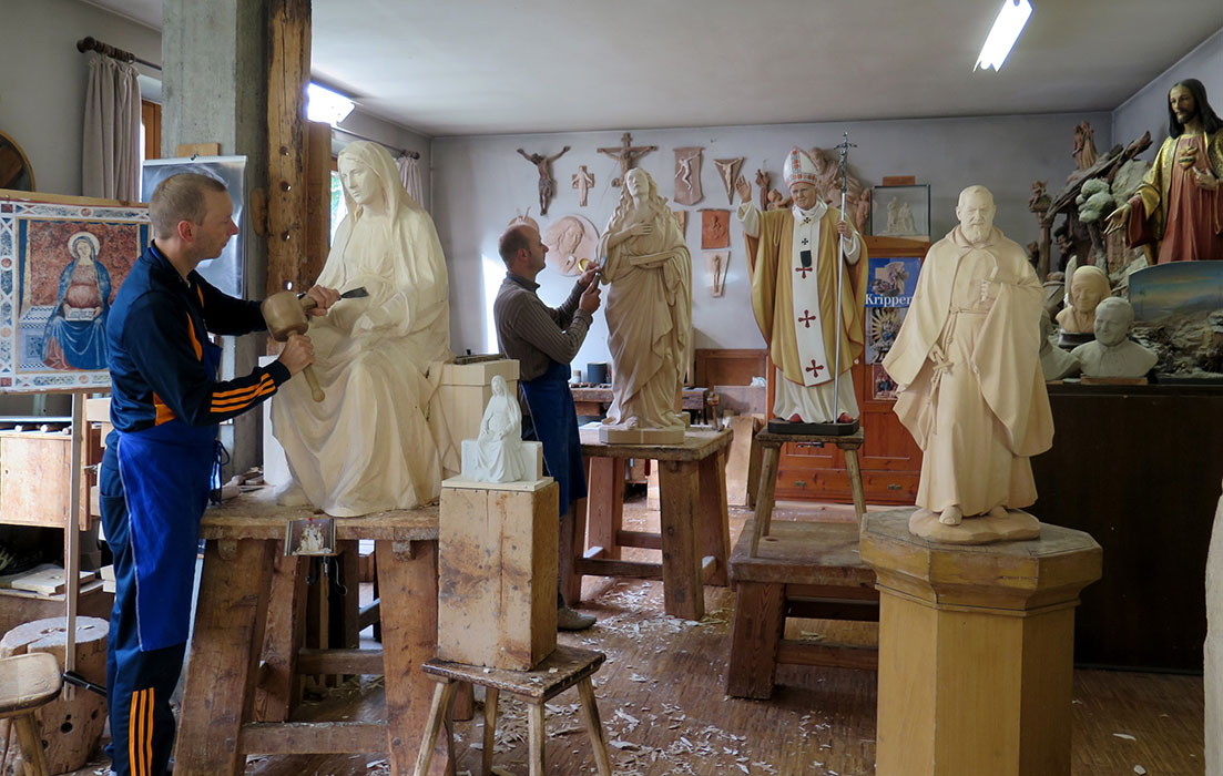 Escultor de bronce y madera Giuseppe Stuflesser en Ortisei en Val Gardena